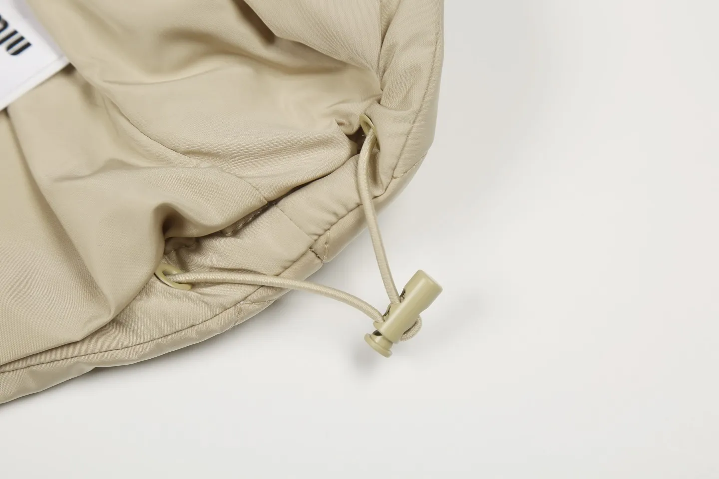 P330 White background picture [Popular item] Style number: 24373# Color: Khaki Apricot Size: S-XL -MiuMiu/MiuMiu 2024aw Autumn and winter hot new logo embroidered lapel three-zip rhombus plaid imitation feather jacket jacket - Ingenuity restoration 4-needle encrypted quilting embroidery three-in-one imitation feather cotton The board is straight and not bloated - Double-layer composite patch Hand-made counter-embroidery Laminated light gold Y-tooth brand zipper - Special shaped cloth foil for collar Correct 7 cm cylindrical windproof cuffs Closed cuffs with one-to-one stacking in front of the car - Miu style outfit 2024 new autumn and winter products Adopt classic diamond pattern quilting design Three-in-one imitation down cotton Light and thin sheets are positive The thermal insulation coefficient is also online Earth desert khaki apricot Maillard wind is full of relaxation to set off a warm autumn and winter atmosphere The collar is made of contrasting corduroy, which is warm and comfortable. The loose silhouette is both comfortable and easy to layer. The slightly gathered design of the cuffs and hem effectively locks in temperature.